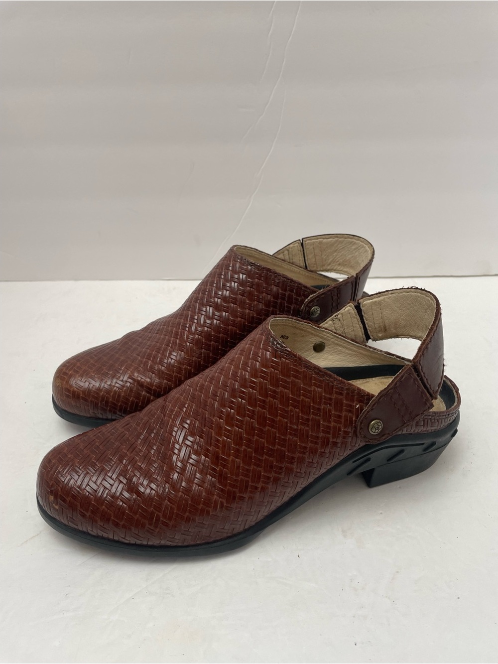 Ariat Mules 94024 Womenโs Basket Weave Brown Leather Convertible Slip On Size 7.